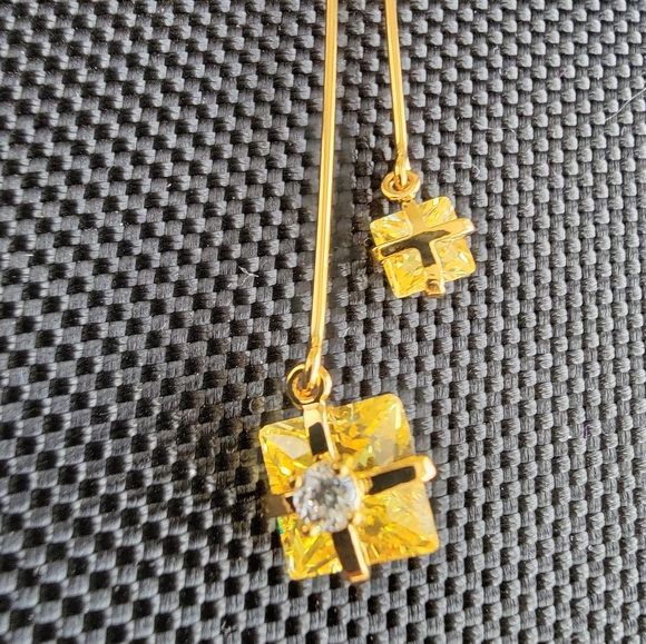 Fifth Avenue necklace and earrings set - Picture 3 of 6